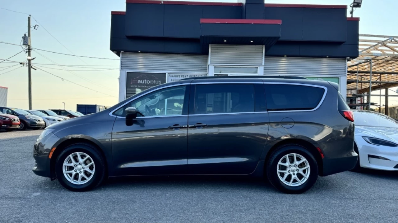 2017 Chrysler Pacifica Touring Main Image