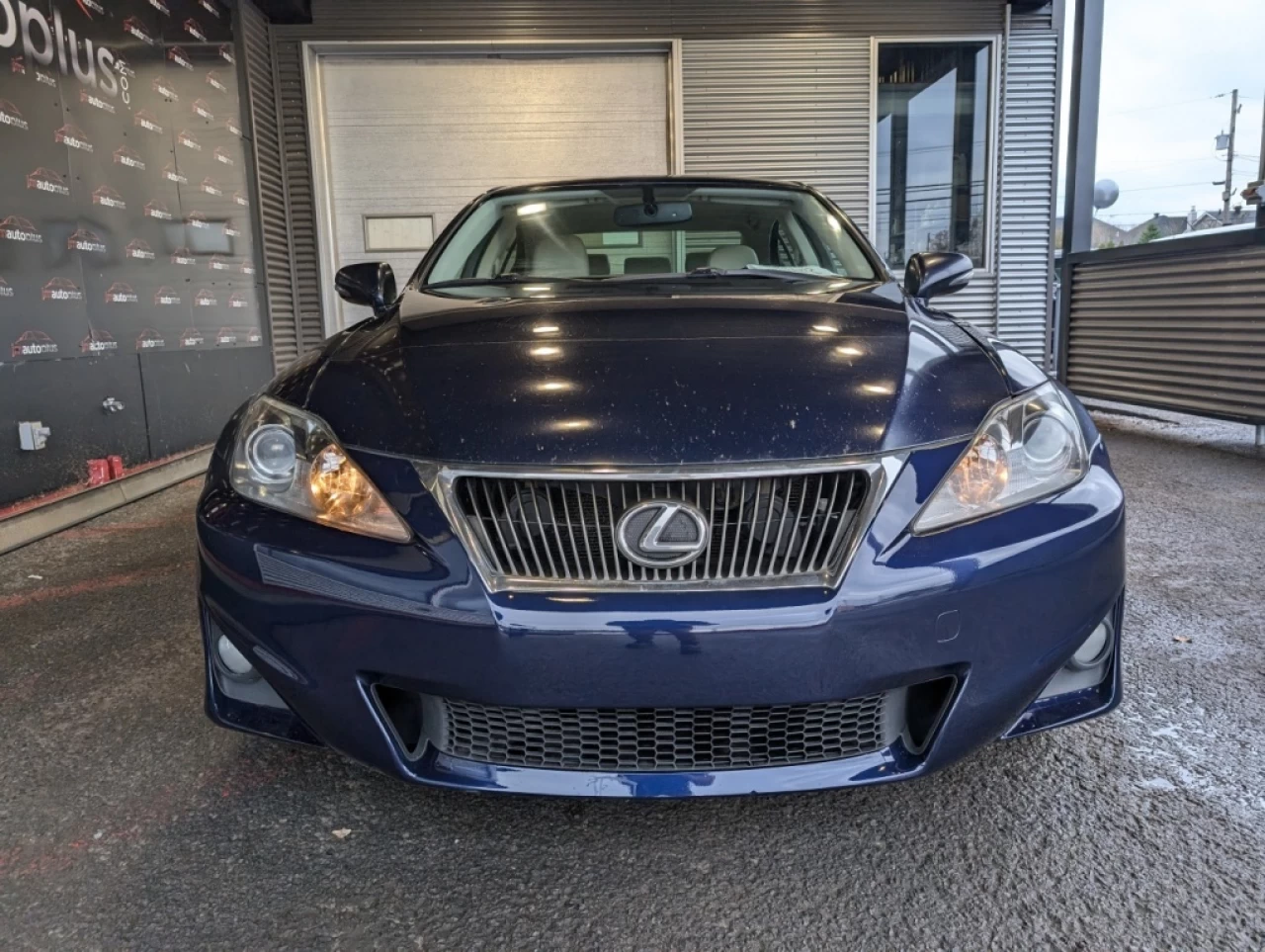 2011 Lexus IS 250 AWD*TOIT*BANCS CHAUFF*BOUTON POUSSOIR* Image principale