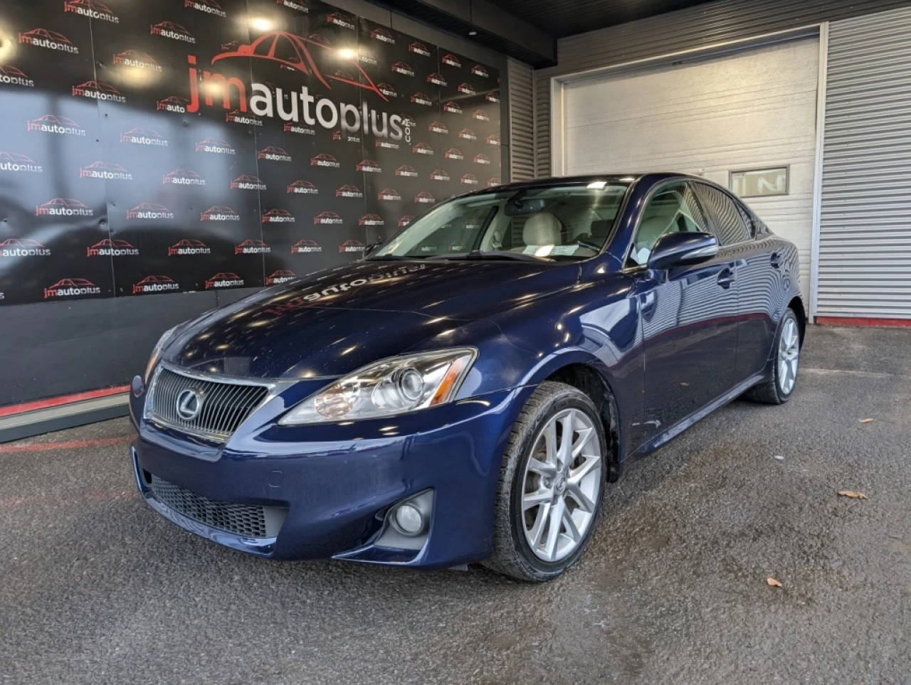 2011 Lexus IS 250 AWD*TOIT*BANCS CHAUFF*BOUTON POUSSOIR* Image principale