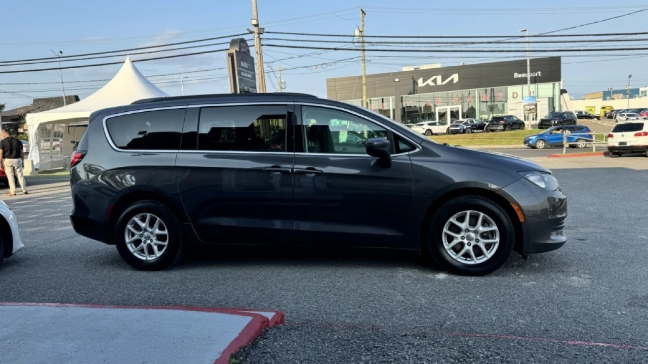 2017 Chrysler Pacifica Touring Main Image