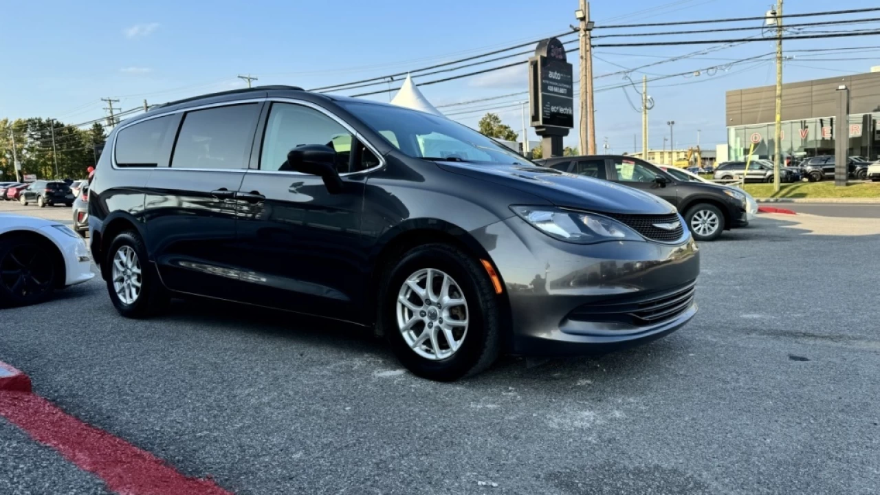 2017 Chrysler Pacifica Touring Main Image