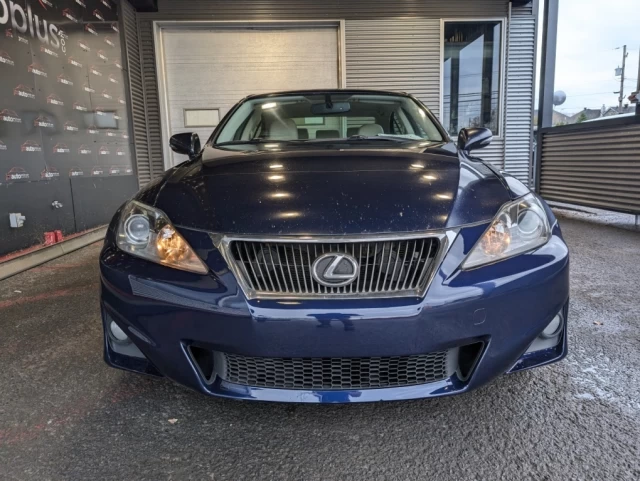 Lexus IS 250 AWD*TOIT*BANCS CHAUFF*BOUTON POUSSOIR* 2011