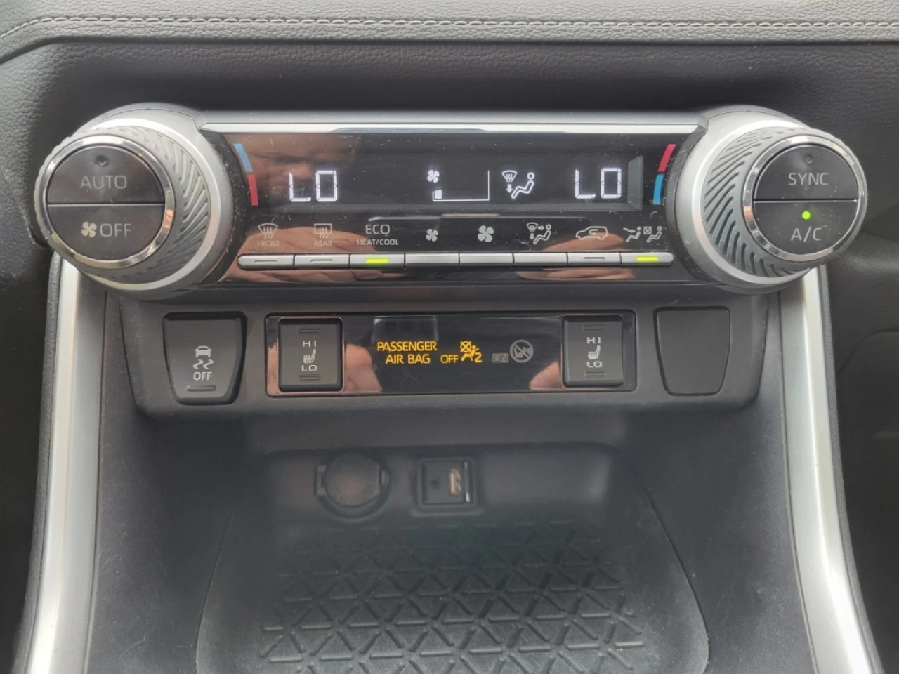 2019 Toyota RAV4 XLE*AWD*TOIT*CAMÉRA*BANCS CHAUFF* Main Image